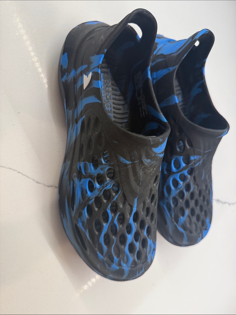 OOFOS Black and Blue Marbled Foam Clogs